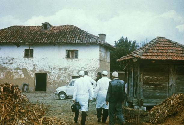agw72718633's tweet photo. Epidemija velikih boginja (variola vera) u Jugoslaviji izbila je početkom 1972. Virus je uvezao Ibrahim Hoti sa Kosova, muslimanski hodočasnik koji se zarazio tokom hadža (prolaskom kroz Irak/Bliski istok). Prvi slučajevi su se pojavili sredinom februara, bolest je dijagnostikovana kasnije (oko sredine marta), a epidemija je zvanično proglašena i stavljena pod kontrolu do maja.
Ukupno je obolelo 175 ljudi (najviše na Kosovu, zatim u Beogradu, Novom Pazaru, Čačku i okolini), a umrlo 35. Jugoslavija je brzo reagovala masovnom vakcinacijom — vakcinisano je oko 18 miliona ljudi za nekoliko nedelja — uz karantine i druge mere, što je sprečilo šire širenje