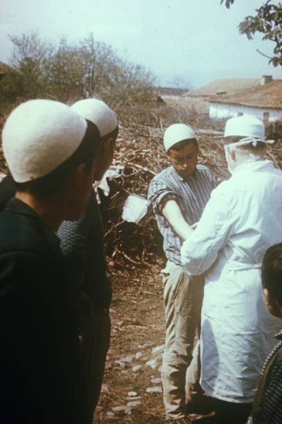 agw72718633's tweet photo. Epidemija velikih boginja (variola vera) u Jugoslaviji izbila je početkom 1972. Virus je uvezao Ibrahim Hoti sa Kosova, muslimanski hodočasnik koji se zarazio tokom hadža (prolaskom kroz Irak/Bliski istok). Prvi slučajevi su se pojavili sredinom februara, bolest je dijagnostikovana kasnije (oko sredine marta), a epidemija je zvanično proglašena i stavljena pod kontrolu do maja.
Ukupno je obolelo 175 ljudi (najviše na Kosovu, zatim u Beogradu, Novom Pazaru, Čačku i okolini), a umrlo 35. Jugoslavija je brzo reagovala masovnom vakcinacijom — vakcinisano je oko 18 miliona ljudi za nekoliko nedelja — uz karantine i druge mere, što je sprečilo šire širenje