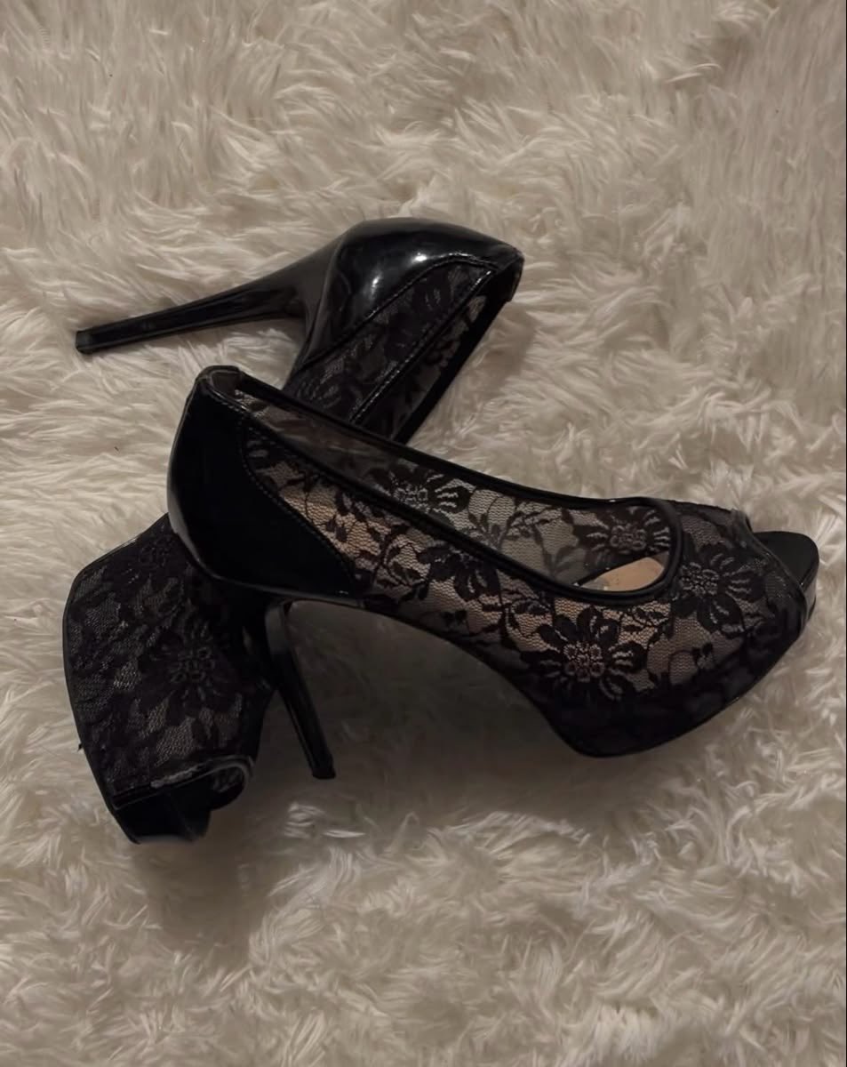 girldreamhouse's tweet photo. lace details🖤 https://t.co/meSNL2vRqh
