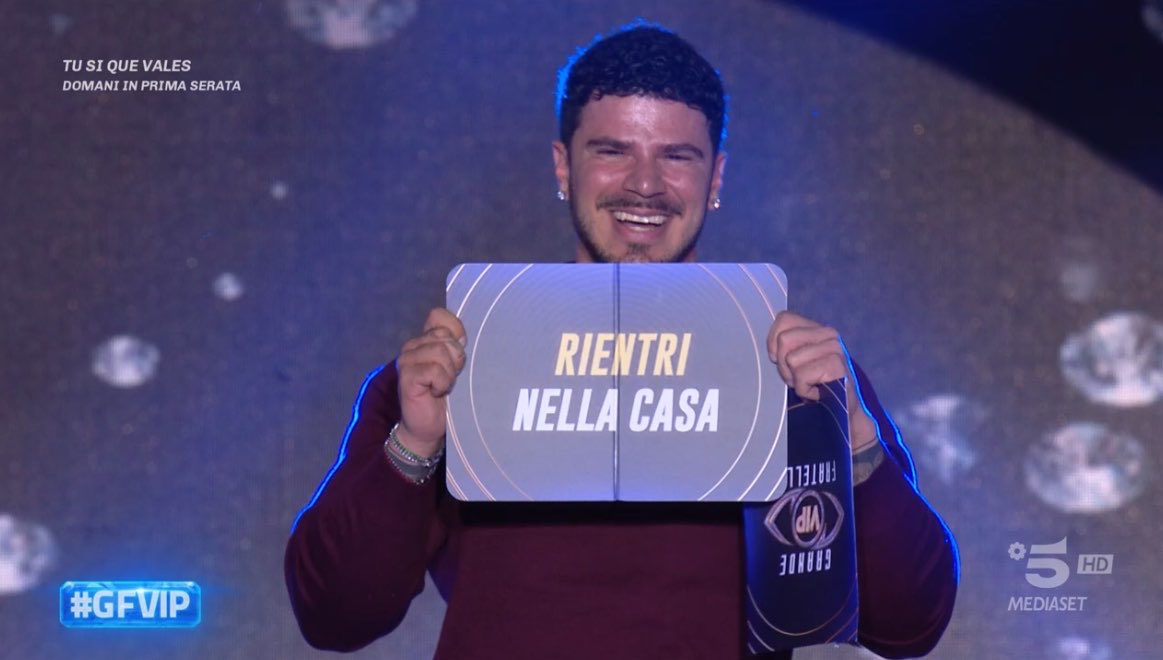 tvstellare's tweet photo. Ma Danto che ha beccato il biglietto di ritorno ✈️ #GFVIP https://t.co/5Thd3fYKb0