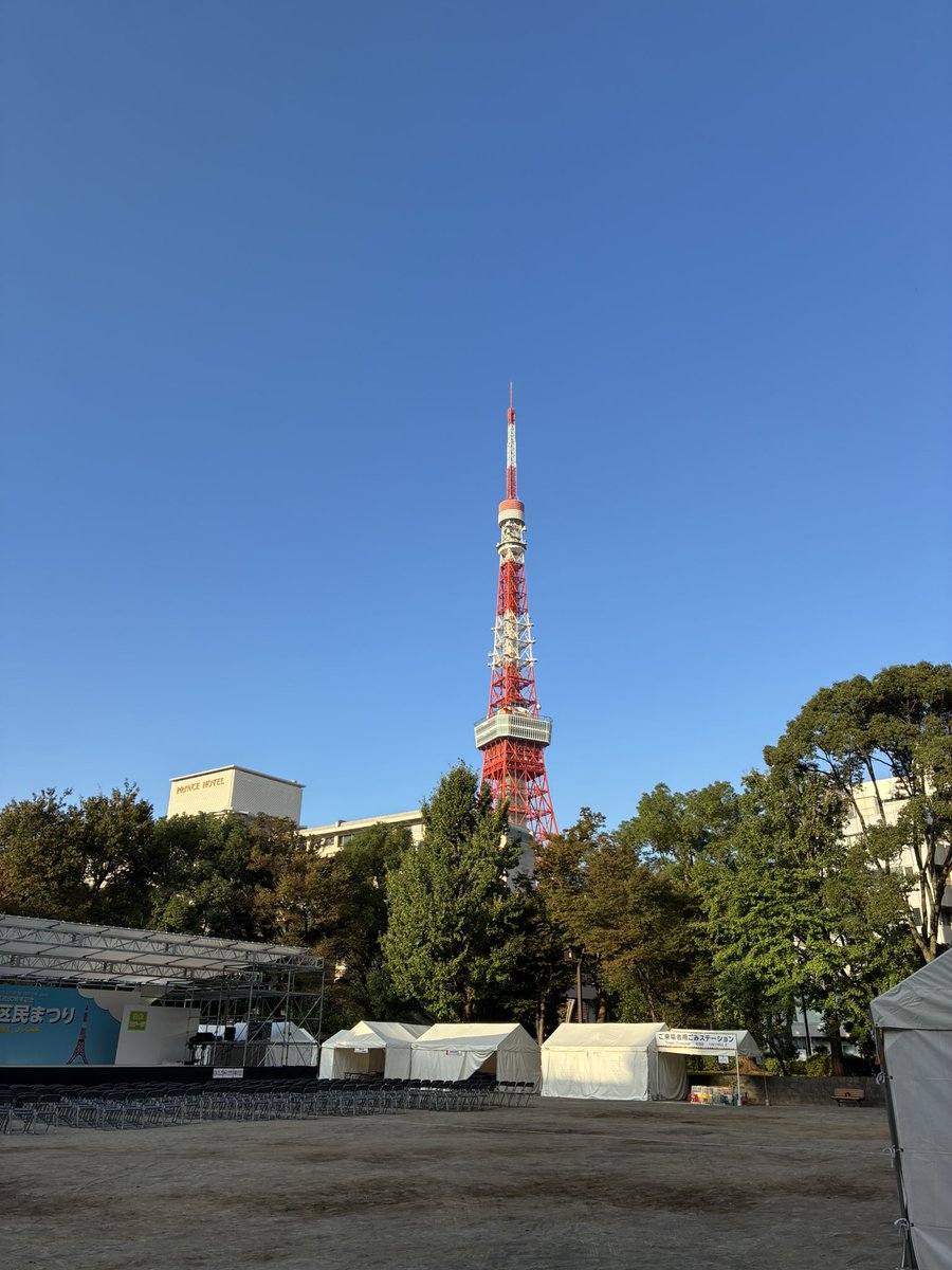 CleanupFrontier's tweet photo. サタデークリーンナップ
今朝も秋晴れで気持ちがいいです
朝陽を浴びながら
芝公園4号地から慈恵医大病院前通り
日比谷通り、赤れんが通り、柳通り迄
ゆっくりクリーンナップ
芝公園は今日から3日間みなと区民まつりです
みなさん良い連休をお迎えください
 #みなとクリーンアップ！ https://t.co/7MIeJXe1Db