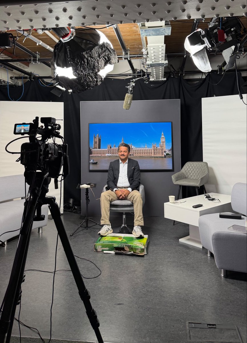 gabriaTaiz's tweet photo. ببساطة عشان تعرف ما هو الاتجاة العام للنظام السعودي انظر من يتحدث بأسمة ومن يتصدر المشهد للدفاع عنها
علي البخيتي مثالا شخص مثير للجدل سبق وأن أعلن الحادة وكفره بالبخاري ومسلم بل وصرح أنه مستعد للتحالف مع نتنياهو لضرب الحوثيين
ثم يأتي غبي ليقنعني أنها حرب من أجل السنة والإسلام https://t.co/d3MaCr66pM
