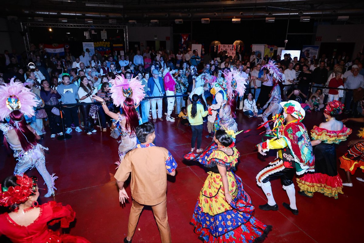 Carnaval_SA's tweet photo. 🏛️De París a Alcobendas, España, Barranquilla sigue abriendo caminos en escenarios internacionales.🇪🇸🇨🇴

Gracias a la visita interinstitucional de la gerente de Ciudad, @AnaMariaAljure, a este municipio, el #CarnavalDeBarranquilla fue invitado especial a la celebración de la Hispanidad, llevando la riqueza de nuestras tradiciones, que representan a Colombia ante el mundo.✨