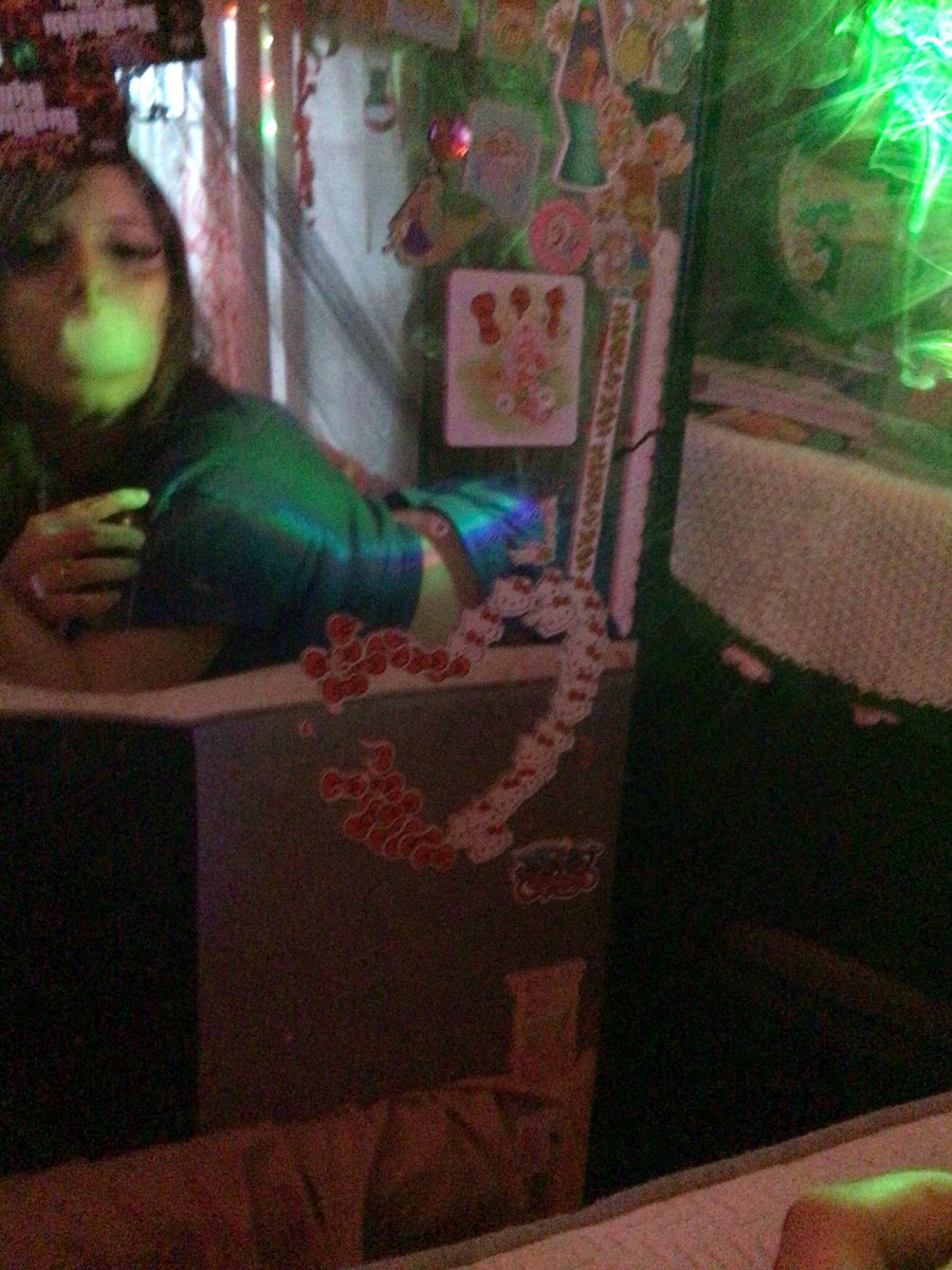 daddyzpimpcess's tweet photo. I cannot stop smoking wtf https://t.co/hfv6Uiwm9e