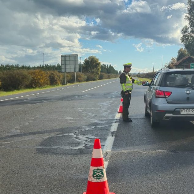 Carab_Maule's tweet photo. #CAUQUENES: Nuestros Carabineros de la localidad de #SAUZAL realizan servicios preventivos en diferentes rutas; reforzando la fiscalización y promoviendo la conducción segura y responsable, durante este fin semana largo.
#OrdenyPatria
#RutaSegura https://t.co/iaXO2Zx4Oj