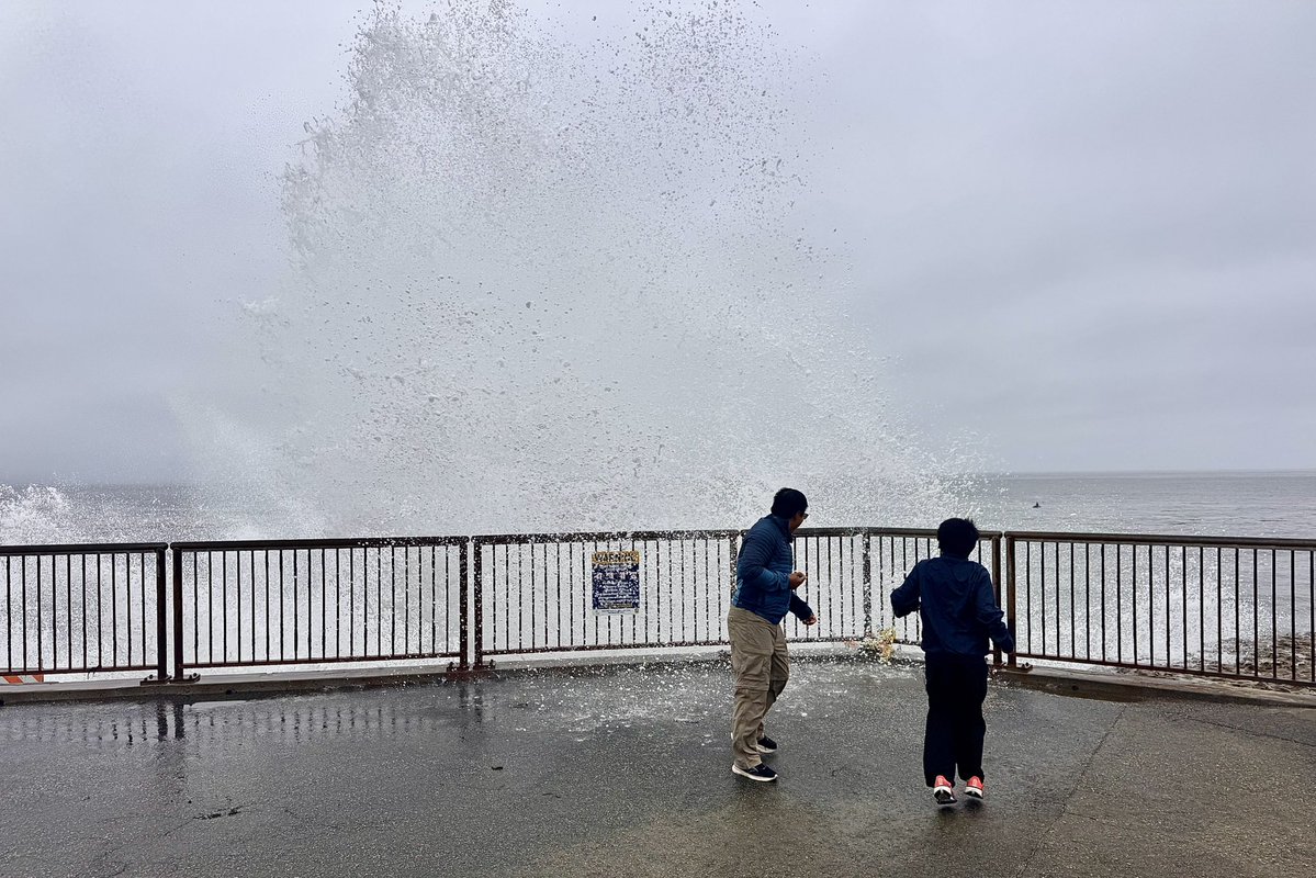 NativeSantaCruz's tweet photo. Our failing cliffs at Steamer Lane were taking a pounding this morning! https://t.co/lBxNBM9iyb