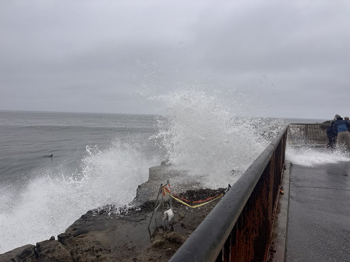 NativeSantaCruz's tweet photo. Our failing cliffs at Steamer Lane were taking a pounding this morning! https://t.co/lBxNBM9iyb