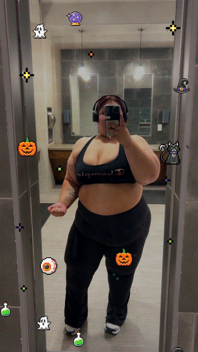 brrritneynicole's tweet photo. That one that fat girl in the gym who also has fat tits &amp; is also currently fantasizing about a FAT seafood boil?? https://t.co/1K1cBj4TvE