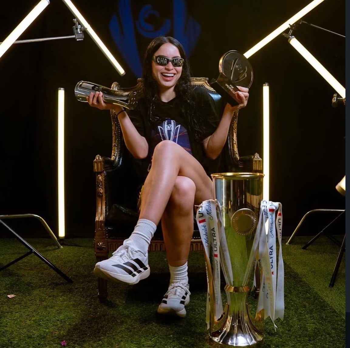 KLuneta26's tweet photo. bonito día para recordar que Scarlett Camberos es la primera mexicana en la historia en ser nominada a un balón de oro https://t.co/eANETkoLLU