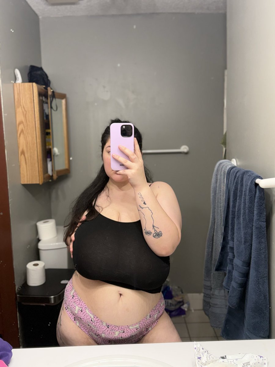 LoveBirdsP0V's tweet photo. @Vanessa_s15 I bet mine are bigger 😋 https://t.co/tO7CzqnVbT