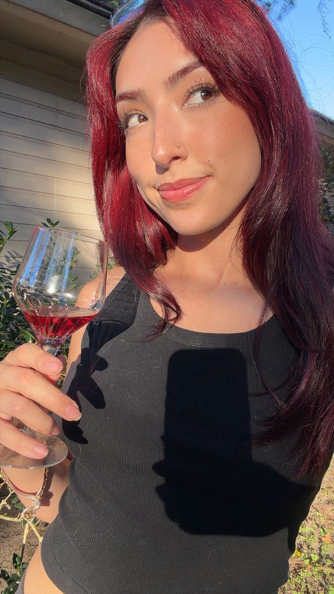 cherry_noirr's tweet photo. Touching grass, sangria in a glass, in my fairy era 🧚🏼‍♀️ https://t.co/lFnXLeNbvL