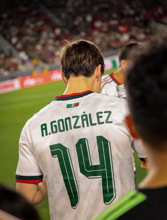 NoFuiYo03's tweet photo. Si la vida me da la espalda que sea la del 14 de la selección  😮‍💨 https://t.co/i5KCwPX4SD