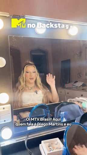 An MTV 'no Backstage' video features a blonde woman waving in a mirror, with Portuguese subtitles reading 'Oi MTV Brasil! Aqui quem fala é Diego Martins e eu'.