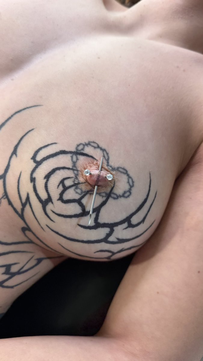 SgarbiMario's tweet photo. Nipple guarito con Swarovski più secondo Nipple appena eseguito, incrociato https://t.co/RcyXxx0EmC
