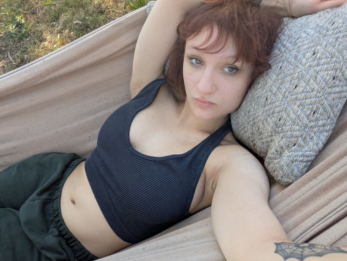 VylorChan's tweet photo. I need to be more comfortable looking like this tbh https://t.co/szTJGnj1WM