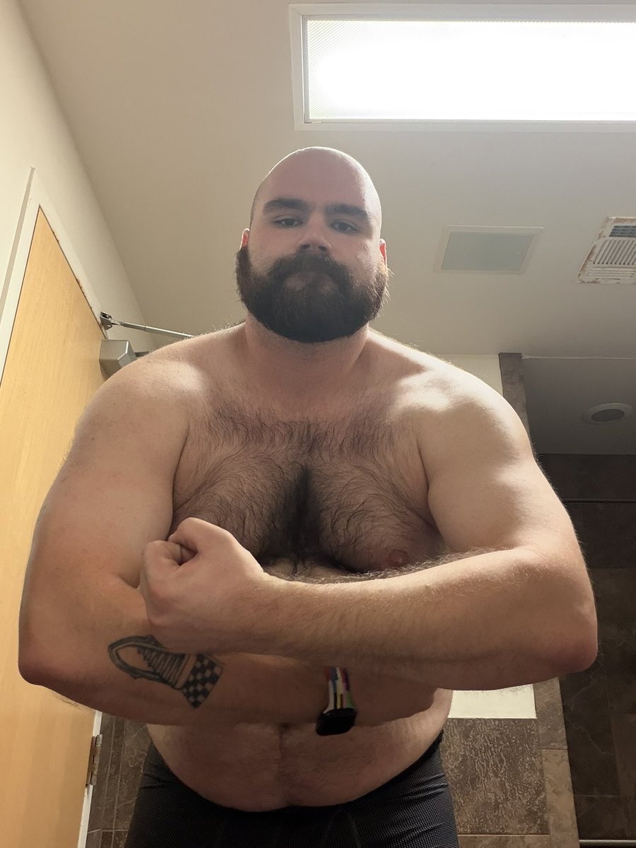 patenarris's tweet photo. big arm day guy https://t.co/fHIJm0d85D