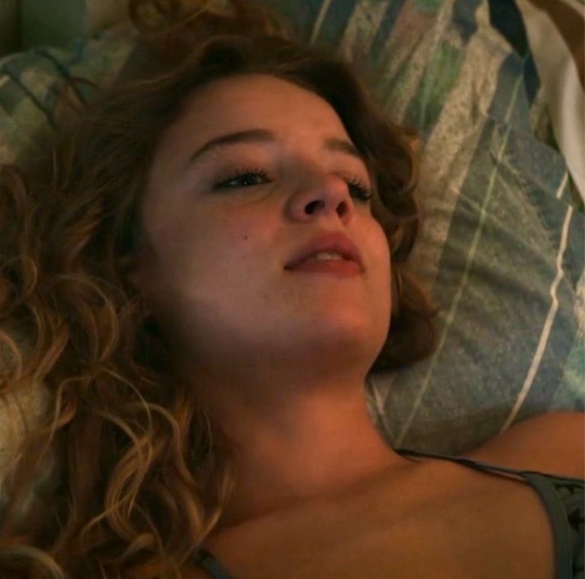 yquesilodije's tweet photo. gracias al post de amélie ahora tenemos el pov de oona en esta escena https://t.co/CEGxoVAnNo