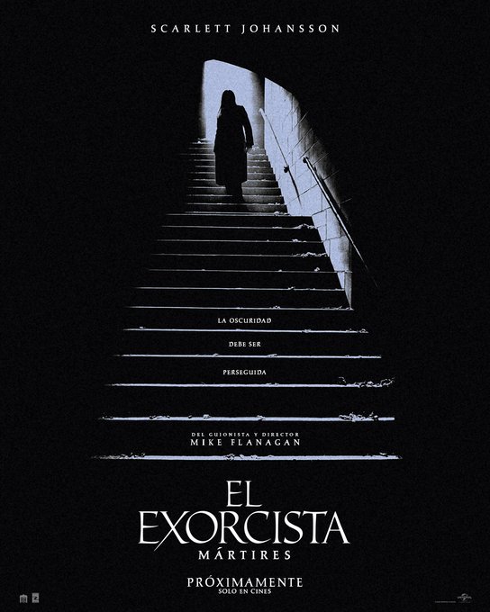 A movie poster for 'EL EXORCISTA: MÁRTIRES' featuring Scarlett Johansson walking up a dark staircase, directed by Mike Flanagan.
