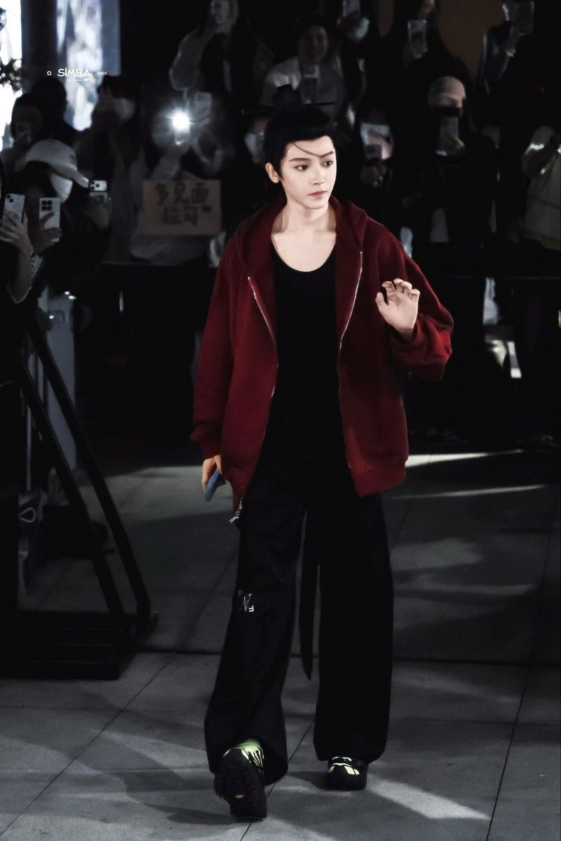 HMHUpdates's tweet photo. 10/09/2026 | Pictures of Kitten done with hair & makeup and heading to the Filming Set | Day 78 (Late Upload)
Hair bun with the red ribbon.
My Handsome Baobei Kitten 😍😻!
Credit🎥📸: Kiwis🥝 (Simba0803_侯明昊)
#HouMingHao #侯明昊 #SingerHouMingHao #AmazingActor #RongChenZi https://t.co/Gk3frbgeVV