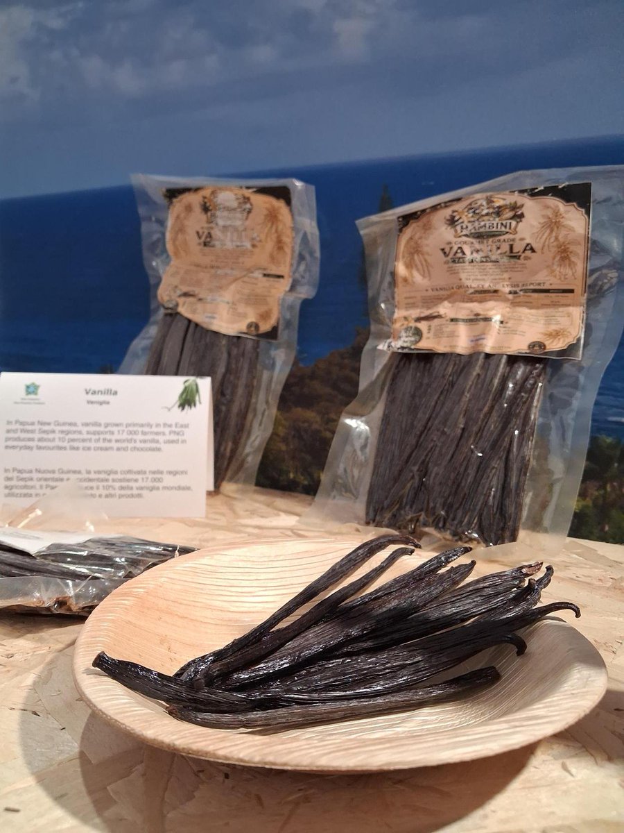 STREITpng's tweet photo. The aroma of Sepik vanilla &amp; cocoa has reached Rome.

Cocoa and vanilla from Sepik farmers and agribusinesses supported by #EU-@STREITpng are representing Papua New Guinea at FAO's Seed-to-Food exhibition. @FAO Director-General QU Dongyu paused to take in the fragrance. https://t.co/R3BwwBHkye