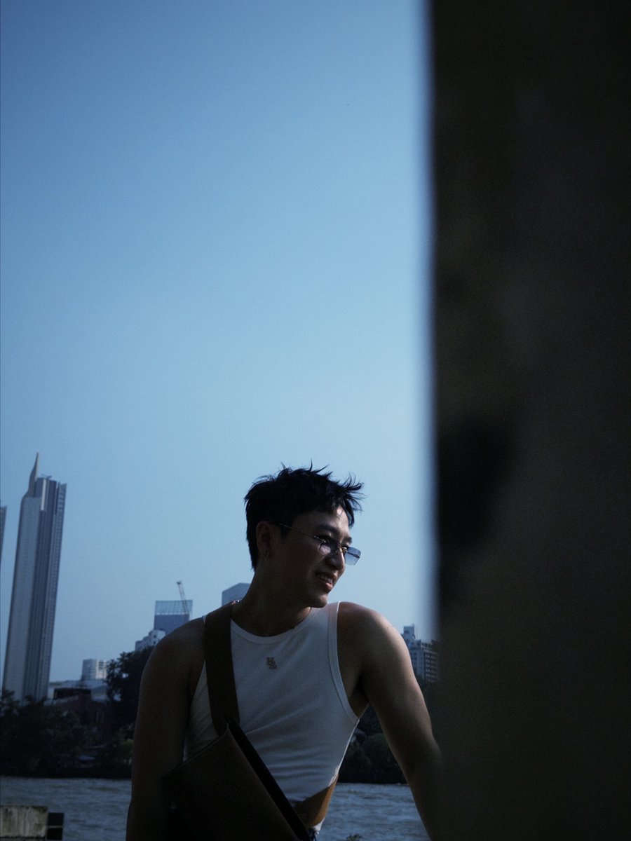 OttoniJasper's tweet photo. 喜歡出國時，有個隨時想記錄朋友在城市每個角落、一言一行一舉一動的人。謝謝你總是把我拍得自然、自在又好看。 https://t.co/r4A2WCQkUr