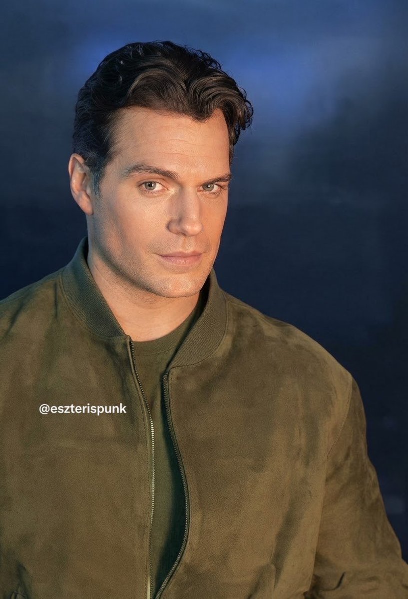 RetroYisus1977's tweet photo. ¿HENRY CAVILL NO ESTABA VIEJO PARA SER SUPERMAN?

El 29 de septiembre de 2026 Google anunció que se asociaba con Cavill para promocionar los Googlebook, su nueva línea de portátiles con sistema basado en Android (no ChromeOS), pensados para Gemini y la integración con el móvil. Fabricantes: Acer, ASUS, Dell, HP y Lenovo; precios desde unos 899 dólares; preventa desde el 21 de septiembre y llegada a tiendas en EE.UU. el 4 de octubre.

Ell anuncio generó cobertura en medios tech (Android Authority, 9to5Google, Engadget, etc.). El 7 de octubre Android publicó un vídeo de la fiesta de lanzamiento en Nueva York (“Hey Henry Cavill, let’s get this party started. Googlebook has arrived”) que en X superó las 300.000 visualizaciones en pocas horas.

Cavill, que ya es conocido por montar su propio PC de gaming y por ser usuario de Android (antes Pixel, más recientemente visto con un Galaxy), usará un Googlebook (se le ha visto con un HP Googlebook 14) para crear un videojuego.

Muchos comentarios estuvieron en la linea de que las imagenes de Cavill desmienten una fotografías alteradas con IA que circulan en la que se ve a un Henry con aspecto desmejorado. Algunos usuarios sostienen que aun podría interpretar a Superman.
