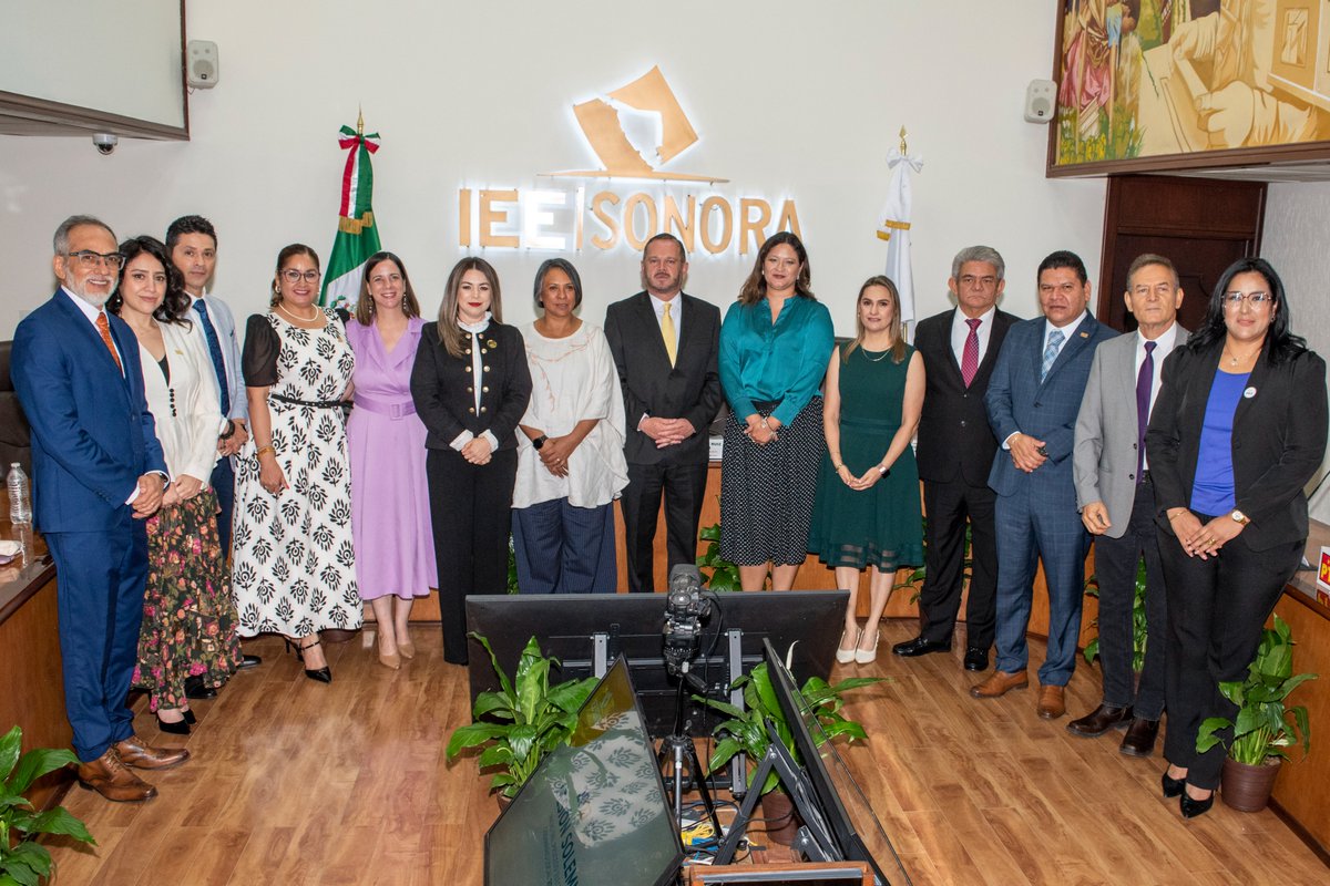 TEESonora's tweet photo. 🇲🇽 🗳️ Inicia Proceso Electoral Ordinario Local 2026-2027 en Sonora

La Magistrada Presidenta Alejandra Velarde Félix (@VelardeAlejan), Magistrada Ana Maribel Salcido Jashimoto (@SalcidoJashimot) y Magistrado Vladimir Gómez Anduro (@G_Anduro) estuvieron presentes en la Sesión Solemne Extraordinaria del Consejo General del Instituto Estatal Electoral y de Participación Ciudadana de Sonora (@IEESonora).

El TEE Sonora se encuentra preparado para atender los asuntos de su competencia durante cada etapa del proceso electoral, con responsabilidad y estricto apego a la legalidad, salvaguardando los derechos político-electorales de la ciudadanía.