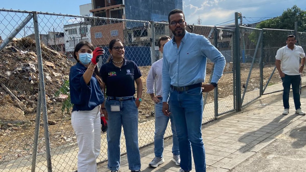 DAGJuridicaCali's tweet photo. 🤝 Desde el Departamento de Gestión Jurídica Pública respaldamos en el territorio la transformación de nuestra ciudad. Hoy, nuestra directora @anacatacastro estuvo presente apoyando las acciones del 'Plan Cristo Rey' en Ciudad Paraíso. 🧵👇 1/4 https://t.co/ZdAofkwyrg