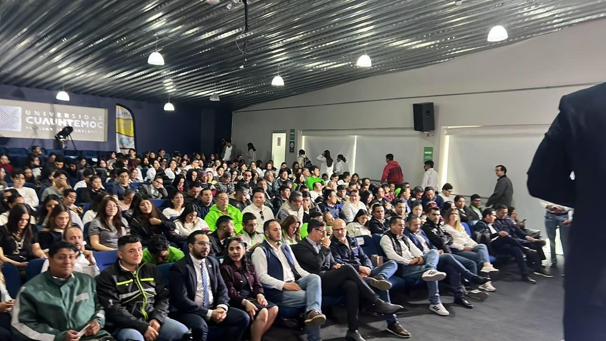 Werattor's tweet photo. Cuando hay voluntad de puede hacer cosas enormes para la gente.

Gracias Don @RicardoBSalinas por juntar médicos, especialistas y medicinas para atender a la gente con urgencia. 

Lo que el gobierno no sabe hacer. https://t.co/dM8XiD2vMR