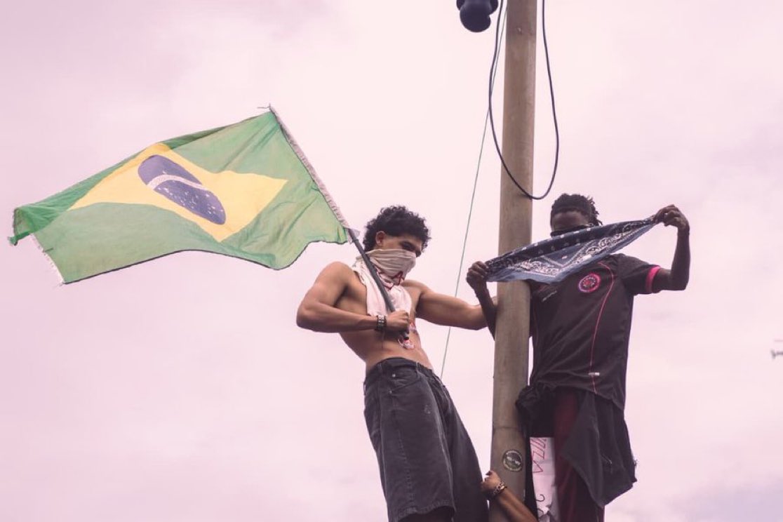 hkraugusto's tweet photo. deve ser mto gostoso dar pra alguem e saber que no dia seguinte essa pessoa ativamente defende o país nao ha tesao MAIOR do que alguem gostoso defendendo os seus direitos https://t.co/HGt0yJKjoO