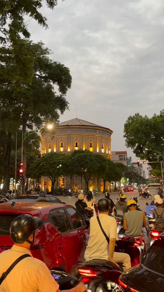 BekirErten4's tweet photo. Hanoi wanderings always lead to good food, shopping, dog spotting, and a sunset. https://t.co/BsKCuh47QK