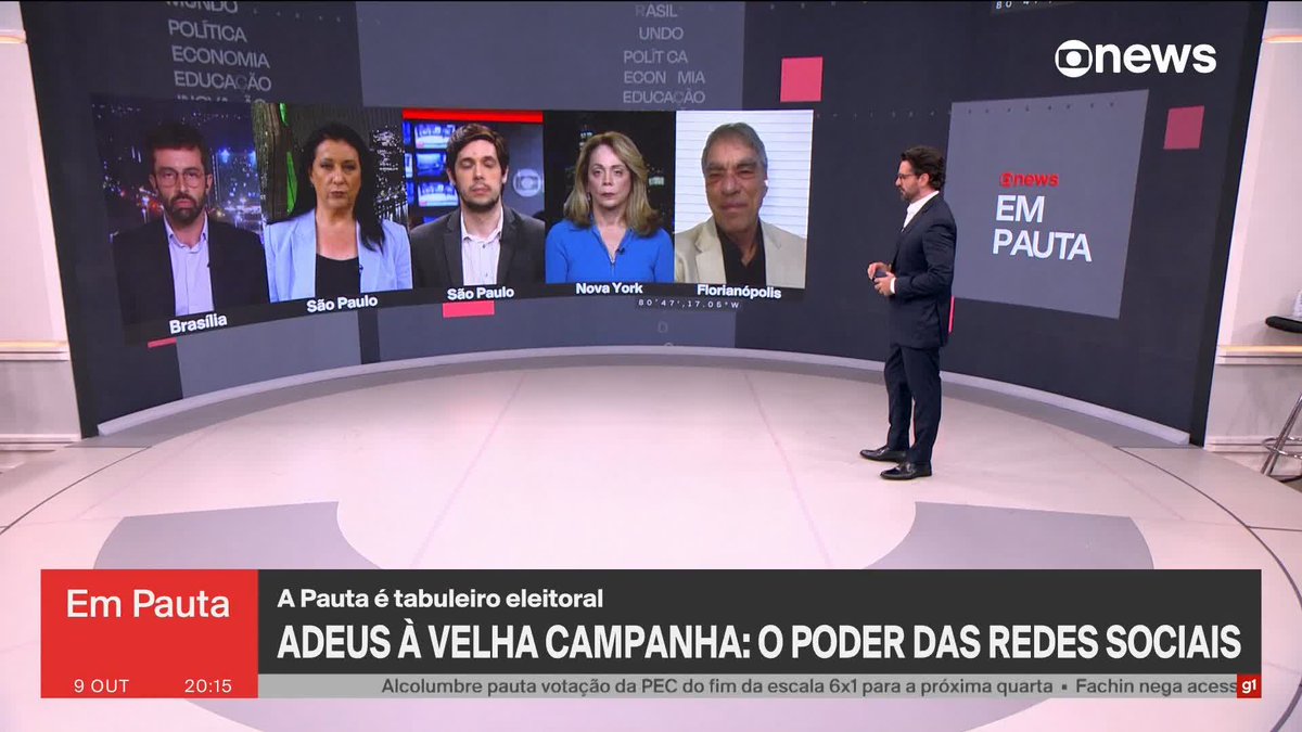A news anchor in a suit stands in front of a large screen on the GloboNews "Em Pauta" set, facing five remote correspondents displayed via video feeds from Brasília, São Paulo, Nova York, and Florianópolis, while the on-screen headline reads "ADEUS À VELHA CAMPANHA: O PODER DAS REDES SOCIAIS," illustrating the broadcast's discussion on social media's role in the 2026 elections.