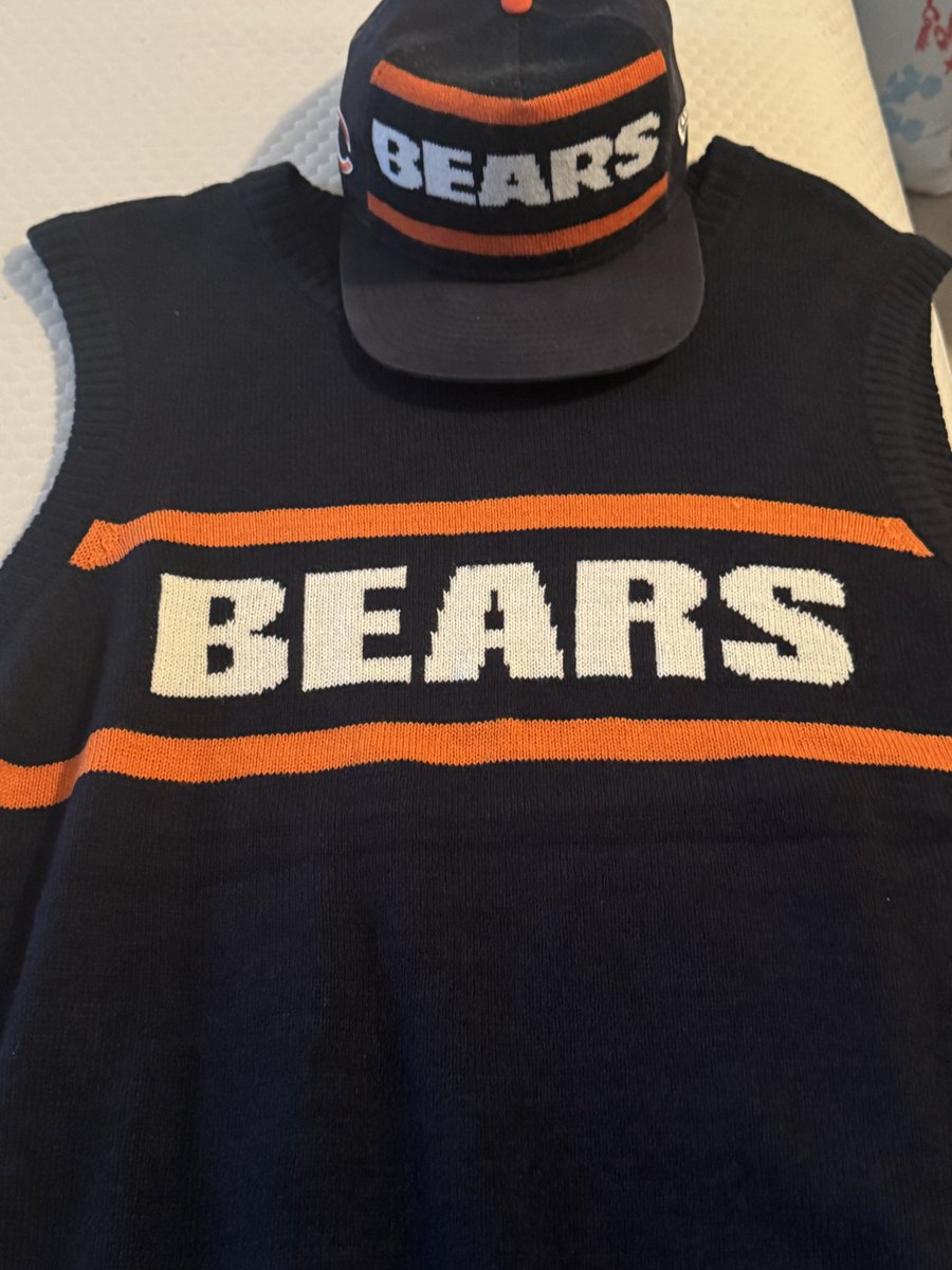 knightryder4's tweet photo. Def will be the fit for the first quarter of Bears vs Packers 🥹😤

#IronMikeDitka #RIP #Dabears https://t.co/fyFYxLvCgq