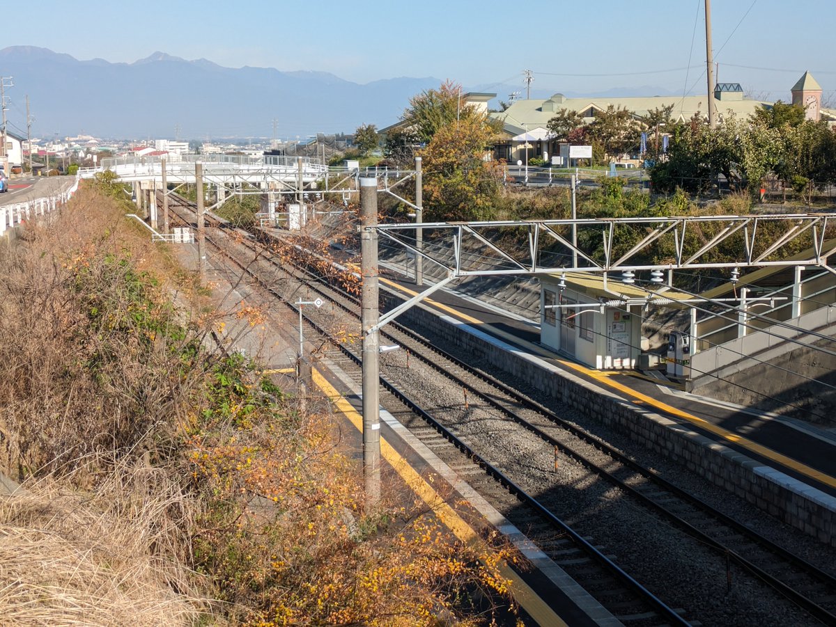 horifp's tweet photo. 中央線塩嶺区間でただ１つの途中駅、みどり湖駅。
下り方塩嶺トンネルを抜けた先にホームがあり、過去頻繁に通りながらも一度も利用した事のない同駅に今回下車してみた https://t.co/mHFuujAdmj