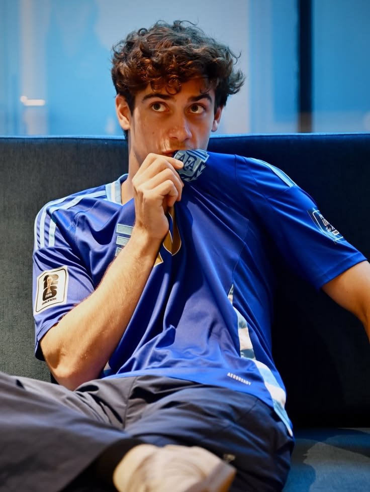 frannscar's tweet photo. au verstapinto 

donde F y M se gustan pero no lo dicen para no arruinar la amistad
o
donde M, cansado de que su compañero de equipo se quiera chamuyar a F, decide activar https://t.co/v0UYP40L5a
