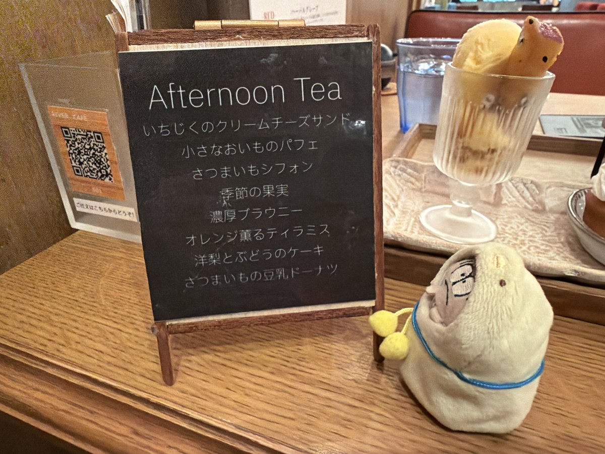 011transel's tweet photo. 1週間がんばりました。
がんばったんで甘いもの食べに行きます！

(•́.•̀)「( ੭ ˙ᗜ˙ )੭わー」

＊＊＊

(•́.•̀)「おいもさんがいっぱいだねぇ」

秋だからね。
どれにする？

(•́.•̀)「んーと…まるいやつ！」

ぶどうだけどこれでいい？

(•́.•̀)「ぶどう！(  ˶˙ᴗ˙˶  )」 https://t.co/Aic21B3deF