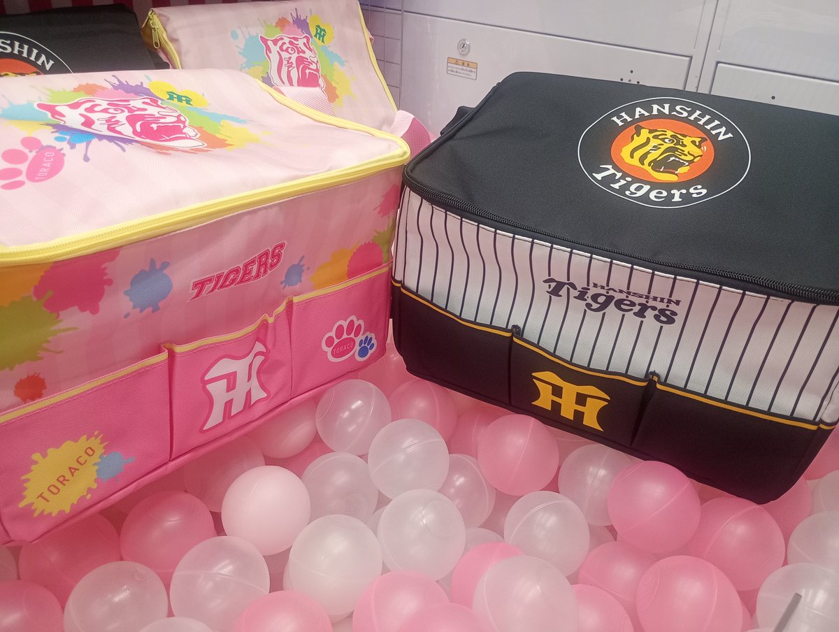 r1_ikeihin's tweet photo. ⸜ 𝓝𝓮𝔀 ⸝⋆˙⟡

本日オープン時より1階にて
#阪神タイガース　#阪神　
×
#ラウンドワン限定プライズ　

収納BOX
おすわりぬいぐるみ
が新登場です🐯

ぬいぐるみは自立✨️
ぺたん、とおすわりしてくれます💛
収納BOXは側面にポッケが付いているためとっても便利✨️

是非お見逃しなく🖤 https://t.co/TFZ5OMyqlw