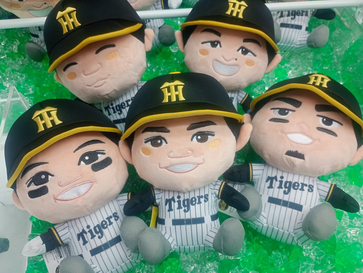 r1_ikeihin's tweet photo. ⸜ 𝓝𝓮𝔀 ⸝⋆˙⟡

本日オープン時より1階にて
#阪神タイガース　#阪神　
×
#ラウンドワン限定プライズ　

収納BOX
おすわりぬいぐるみ
が新登場です🐯

ぬいぐるみは自立✨️
ぺたん、とおすわりしてくれます💛
収納BOXは側面にポッケが付いているためとっても便利✨️

是非お見逃しなく🖤 https://t.co/TFZ5OMyqlw