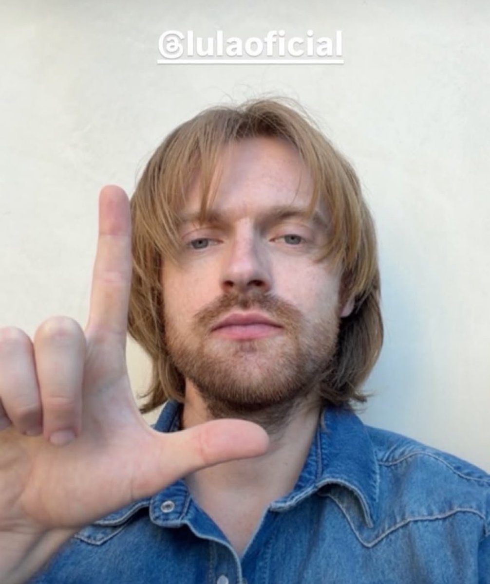 updatecharts's tweet photo. FINNEAS, irmão de Billie Eilish, fazendo o L em nova foto. https://t.co/DDJw54bNoV