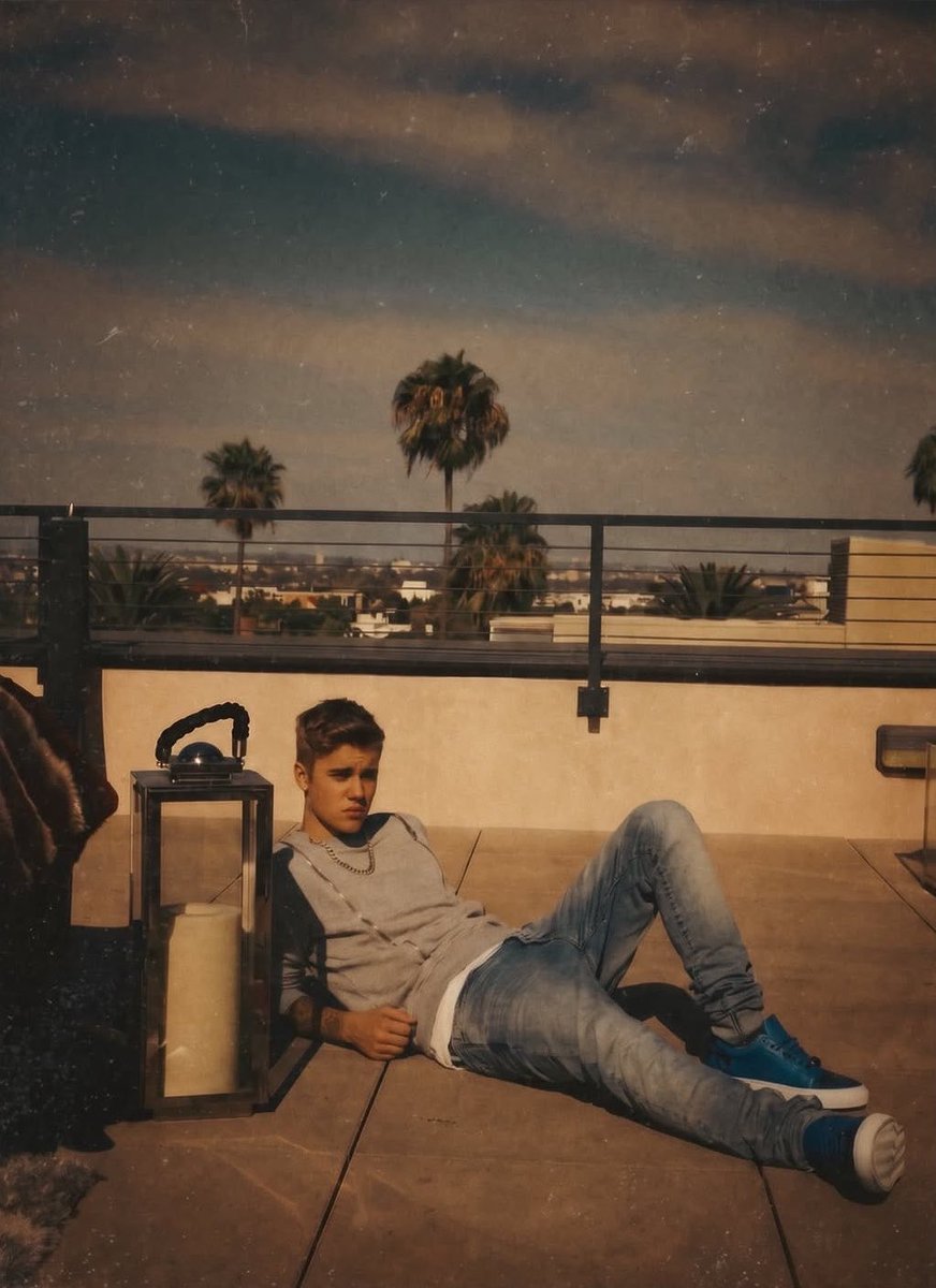 notclockingtou's tweet photo. NO HABÍA FORMA DE NO CAER RENDIDA ANTE LOS PIES DE BIZZLE https://t.co/NX5G3lVzja