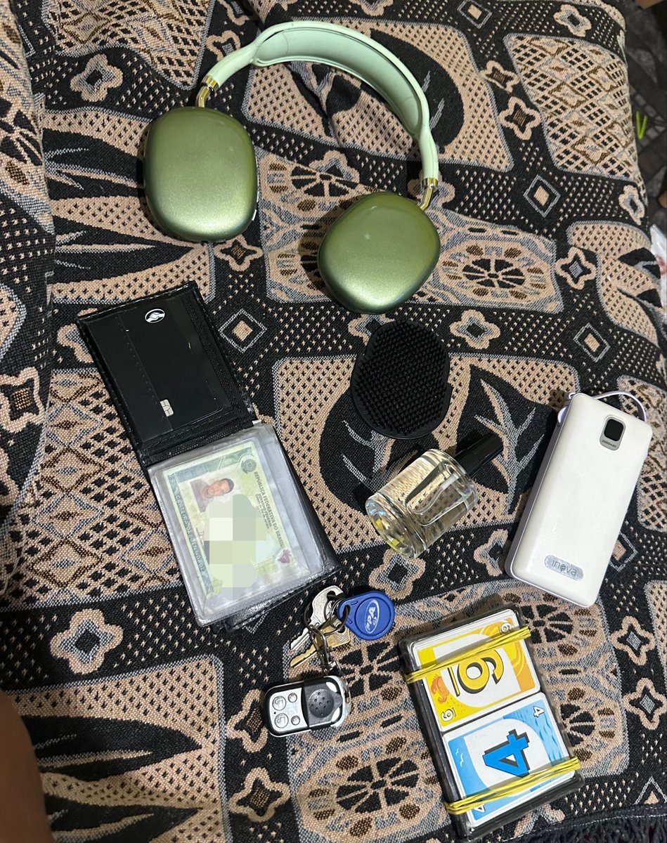 boyslaterr's tweet photo. oi vogue meu aqui é o big don e isso é oq tem na minha bolsa https://t.co/CGoyw2ljjK