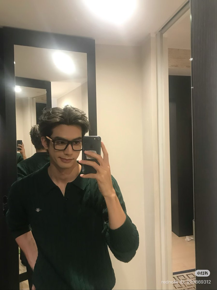 wedilong's tweet photo. There’s something about a dark green sweater, a pair of glasses, and a little bit of messy hair that makes an ordinary day feel a lot more interesting. https://t.co/Gpk7dSrVZw