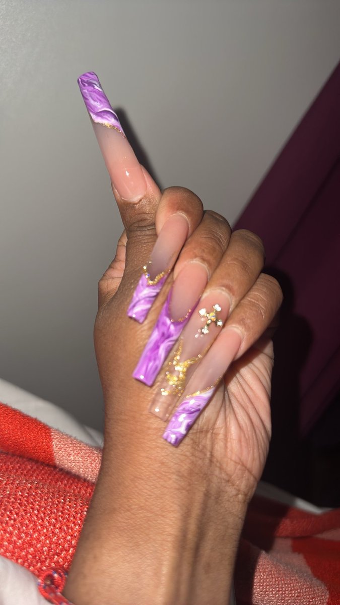KimEtta's tweet photo. Nothing hurts worse than hitting your fucking acrylic nails and it doesn’t come off. That under the nail pain be unbearable but my set still looks good lol. My thumb is throbbing. https://t.co/20GeborOyG