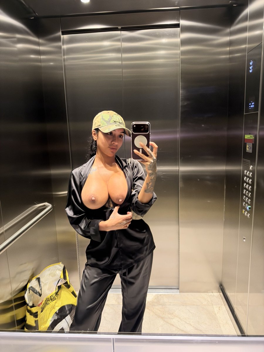MissYasminaKhan's tweet photo. taking the trash out on a friday night instead of going to the club >  😂🫡 https://t.co/vunfcB3Bln