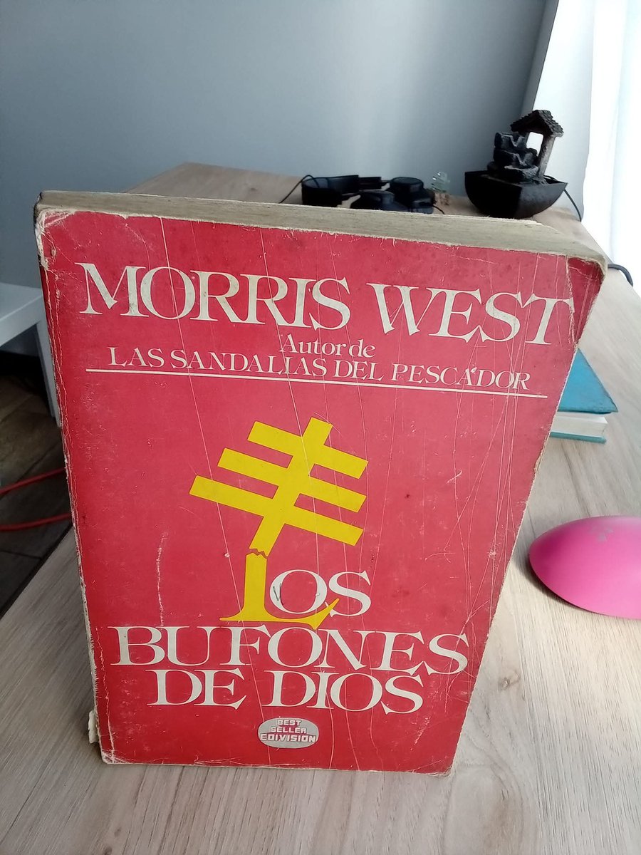 Bibliomaniatico's tweet photo. «Los grandes hombres son peligrosos. Cuando sus sueños fallan los entierran bajo las cenizas de las ciudades donde los hombres sencillos un día vivieron en paz».

Los bufones de Dios, de Morris West. https://t.co/B20KcfPog5