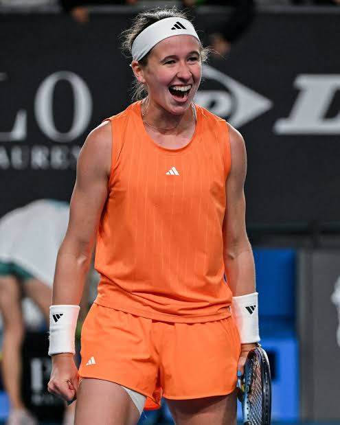 ParlayPulseX's tweet photo. 🎾 PARLAY PULSE 500 | PICK #26
🇨🇿 Nikola Bartůňková vs Mirra Andreeva
🏆 WTA Beijing

📊 BARTŮŇKOVÁ +3.5 GAMES
💰 Odds: 2.06 | Stake: 1u
Here's where picking the right MARKET matters more than picking the winner.

Andreeva is the more established player. We're not disputing that.
But there's a difference between being the better player and winning by a comfortable margin.
Bartůňková doesn't need to produce the upset. She needs to keep the scoreboard competitive, protect her service games and avoid one-sided stretches.

Even a three-set defeat could cover this handicap.

The danger? Andreeva's return quality can turn a competitive set into a lopsided one very quickly.

We're taking the games.

📈 THE PARLAY PULSE 500
Every pick tracked. No excuses.

#TennisBetting #WTABeijing #ParlayPulse
