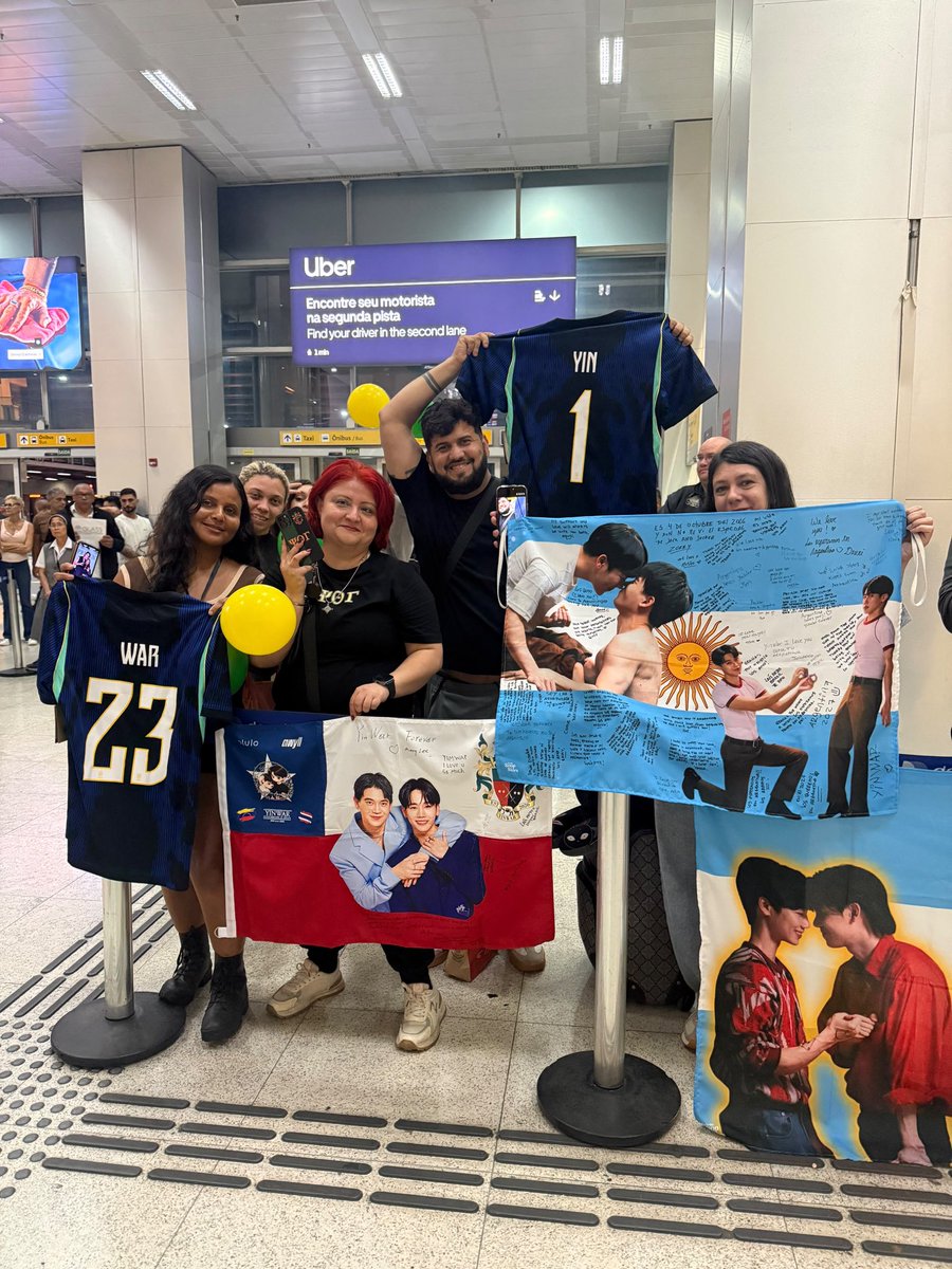 LobeProjetos's tweet photo. MAIS UMA VEZ, A TURMINHA APOCALÍPTICA FAZENDO BONITO NO AEROPORTO! 🇧🇷💙

Recepção de milhões, sim! 😭🫶🏻✨ Teve bexiga, bandeira , presentes e, acima de tudo, muito amor para receber nossos YinWar em solo brasileiro! 🇧🇷❤️‍🔥

A Lobe e a turminha apocalíptica mostrando mais uma vez a força e o carinho do fandom! 🥹🫂

É sobre fazer os nossos se sentirem amados desde o primeiro segundo em terras brasileiras! 🫶🏻🇧🇷

#YinWar2ndFanmeetinginBrazil #YinWar #LobeAsiaProjetos