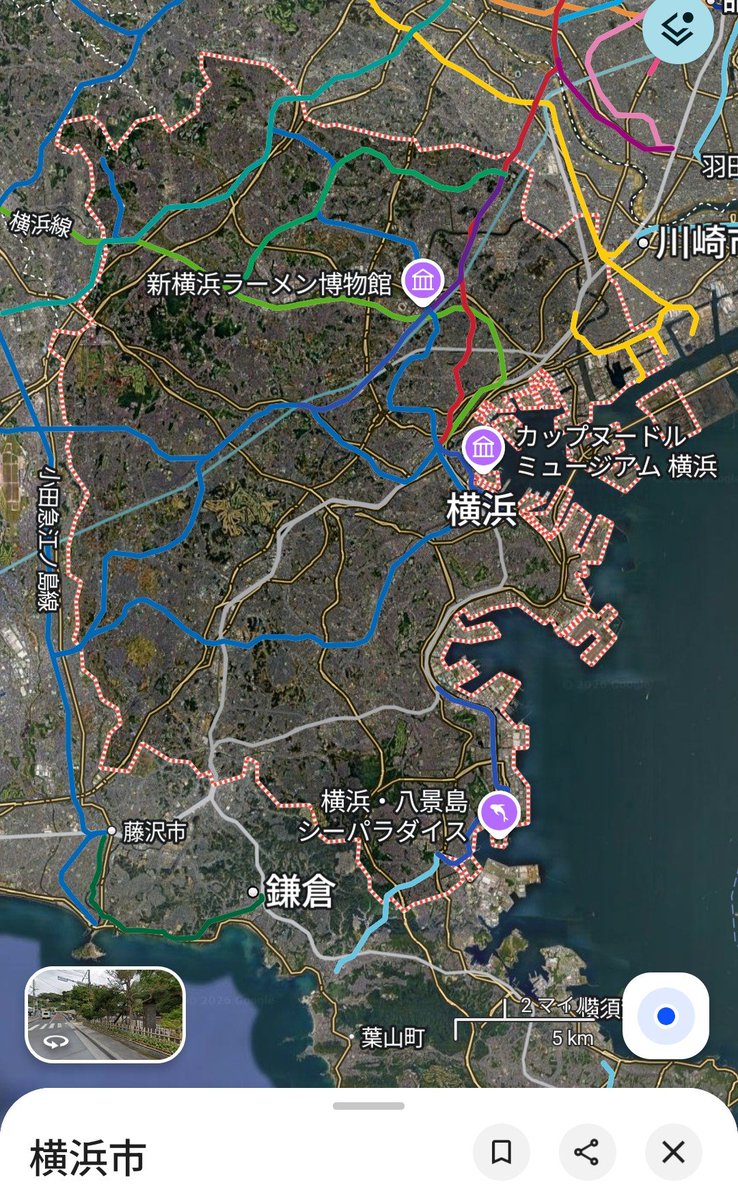 SEast_42's tweet photo. 横浜って、市電と地下鉄の路線網が全然一致しないんだよな

市電が走っていた範囲がおおよそ横浜の旧市街、他所の人が「横浜」と聞いてイメージがつく範囲と大体一致する

一方現在地下鉄が走ってるのは「横浜市域」の端から端までで、中心部は横浜駅ー吉野町駅のわずか7駅、グリーンラインに至ってはかすりもしない

横浜の地下鉄って、「地下鉄」より「郊外電車」と呼んだ方が正しいかもしれない