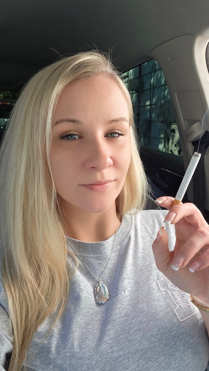 Xx_Camren_Xx's tweet photo. I Always have a smoke on my way to spend your money 💰 🤑 💸  #smoker #findom #goddess #smokefetish #cigarettes https://t.co/c84l3F4PRX