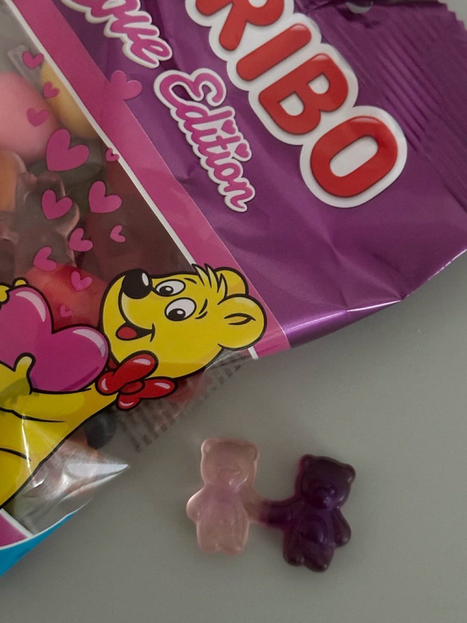 petalesblancs's tweet photo. us as gummy bears https://t.co/xTs1dx8Qyx
